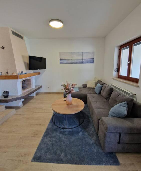 Villa Castanea - Kuca Za Odmor S Bazenom Kukci Екстериор снимка